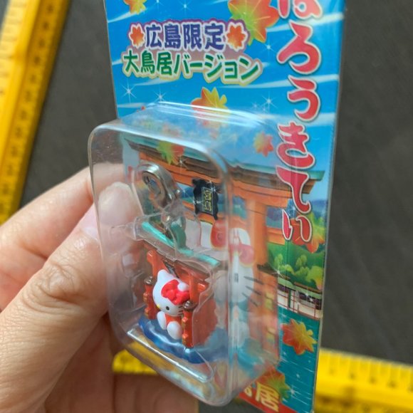 2007 HELLO KITTY TORII GATE CELL CHARM - Picture 7 of 8